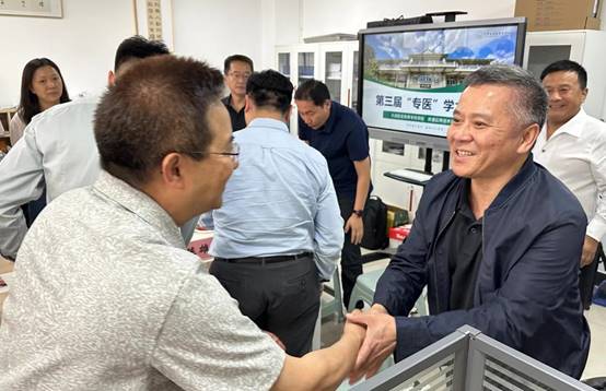 一群人正在聊天描述已自動生成