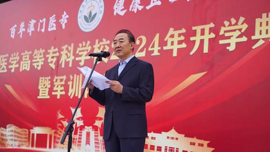 穿著西裝筆挺的男子與配字描述已自動生成