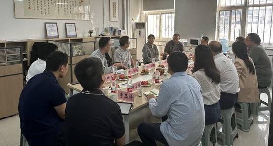 會議室里的人們描述已自動生成