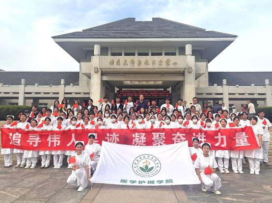 一群人在建筑物前拍照描述已自動生成