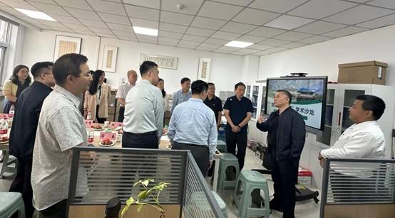 許多人在餐廳里描述已自動生成