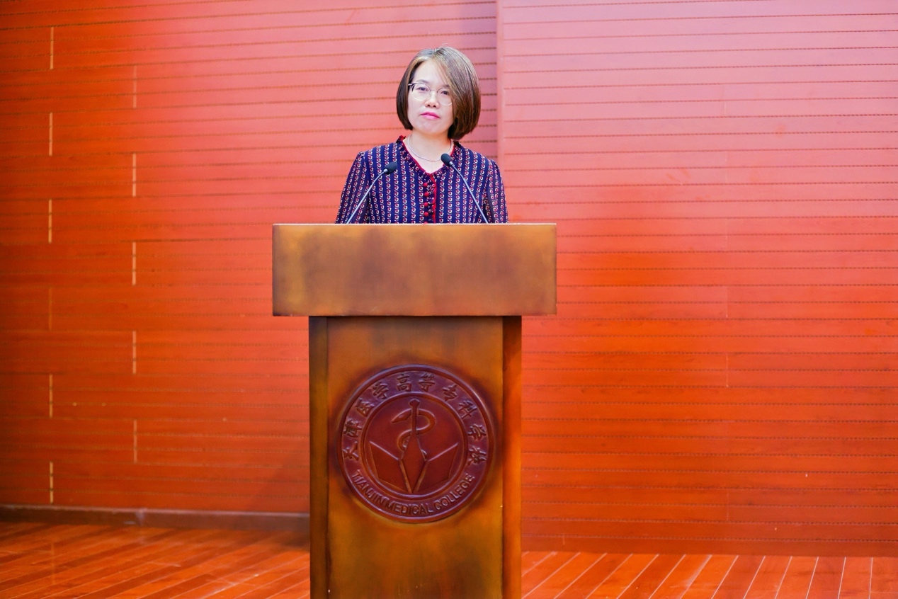 磚墻前的人低可信度描述已自動(dòng)生成