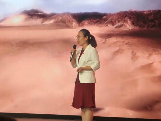 人站在海邊描述已自動生成