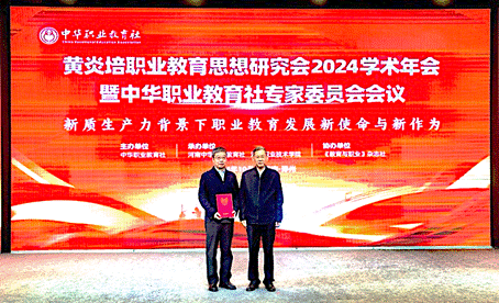 男人拿著沖浪板中度可信度描述已自動(dòng)生成