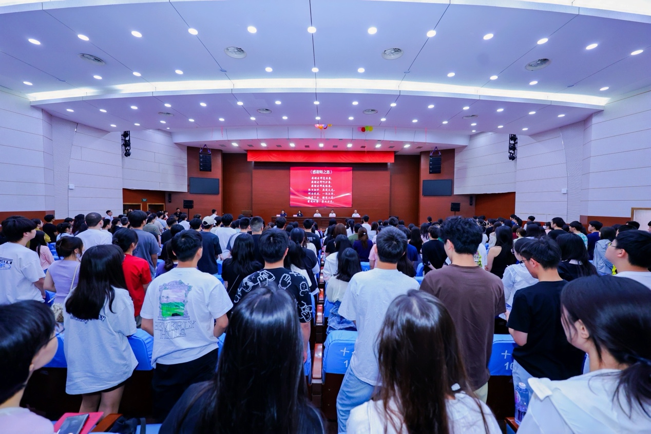 人們在看臺(tái)上的人群描述已自動(dòng)生成