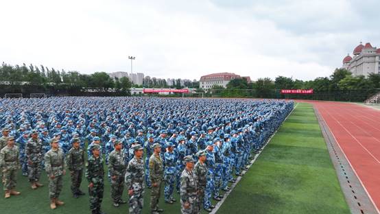 一群人站在草地上描述已自動生成