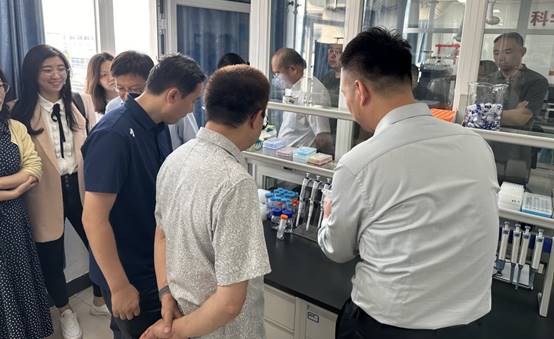 一群人站在室內描述已自動生成