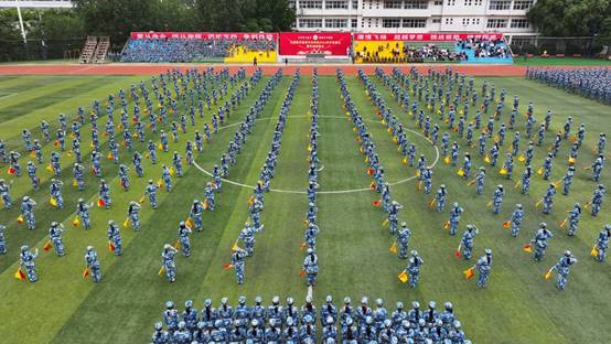 圖片包含 草, 戶外, 田地, 火車描述已自動生成