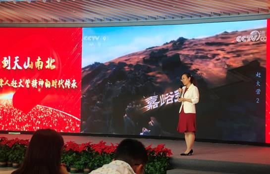 圖片包含 建筑, 女人, 站, 女孩描述已自動生成