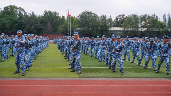 一群人在球場上打球低可信度描述已自動生成