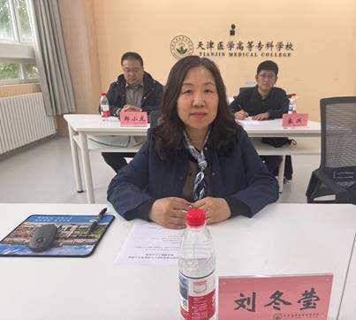 男人和女人在桌子前AI 生成的內容可能不正確。