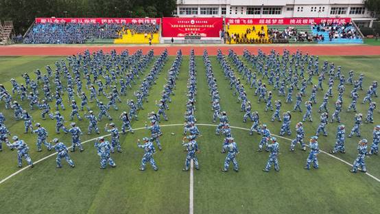 圖片包含 草, 田地, 足球, 播放描述已自動生成