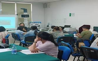 會議室里的人們描述已自動生成