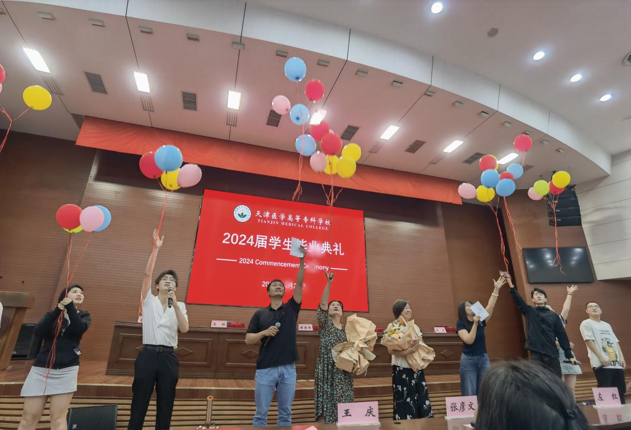 圖片包含 室內(nèi), 天花板, 人, 女人描述已自動(dòng)生成