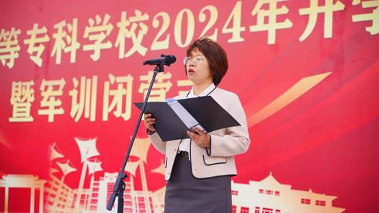 人的照片上寫著字描述已自動生成