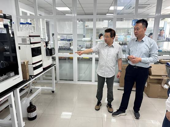 一些人站在室內中度可信度描述已自動生成