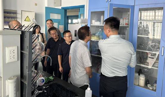 一群人站在冰箱前中度可信度描述已自動生成