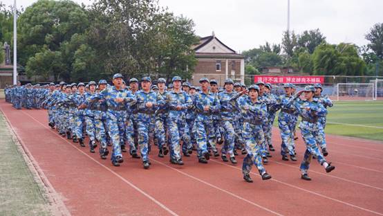 一群人在球場上打球低可信度描述已自動生成