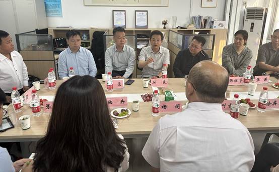 一群人在桌子邊描述已自動生成