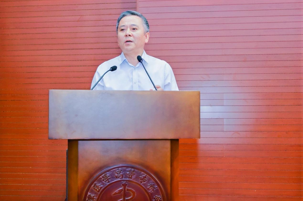 桌子上有鐘表中度可信度描述已自動(dòng)生成