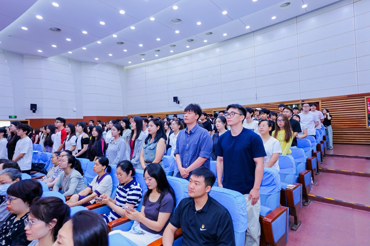 會(huì)議室里的人們描述已自動(dòng)生成