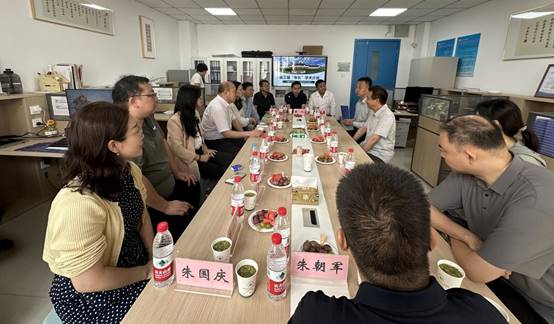 會議室里的人們描述已自動生成