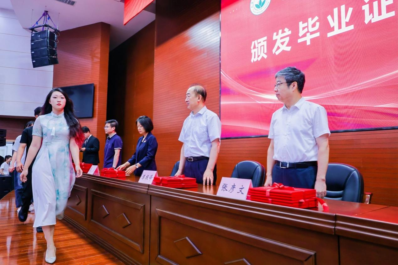 一群人站在柜臺(tái)前中度可信度描述已自動(dòng)生成