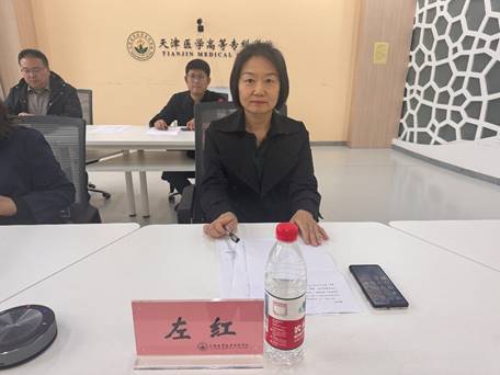 圖片包含 人, 室內, 桌子, 男人AI 生成的內容可能不正確。