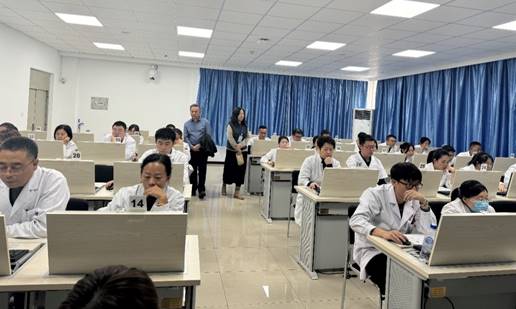 會議室里的人們描述已自動生成