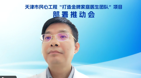 穿著藍色衣服的男人在微笑AI 生成的內容可能不正確。