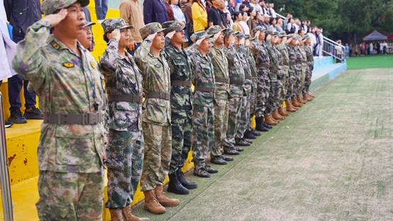 圖片包含 草, 軍裝, 人, 服裝描述已自動生成