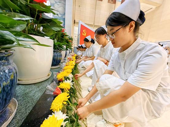 圖片包含 人, 男人, 食物, 桌子描述已自動生成