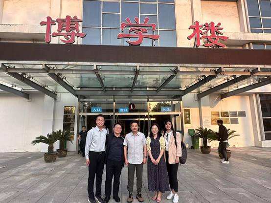 一群人站在建筑外面描述已自動生成